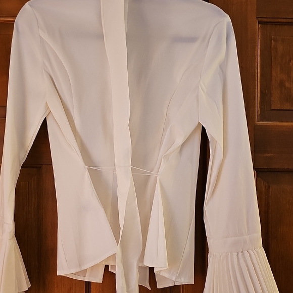 Elegant White Blouse with Pleated Cuffs - Picture 6 of 6